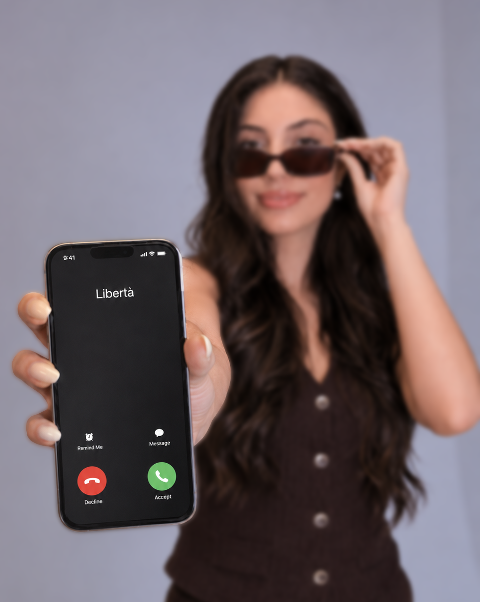 Emilia mostra uno smartphone con una chiamata in arrivo da “Libertà”